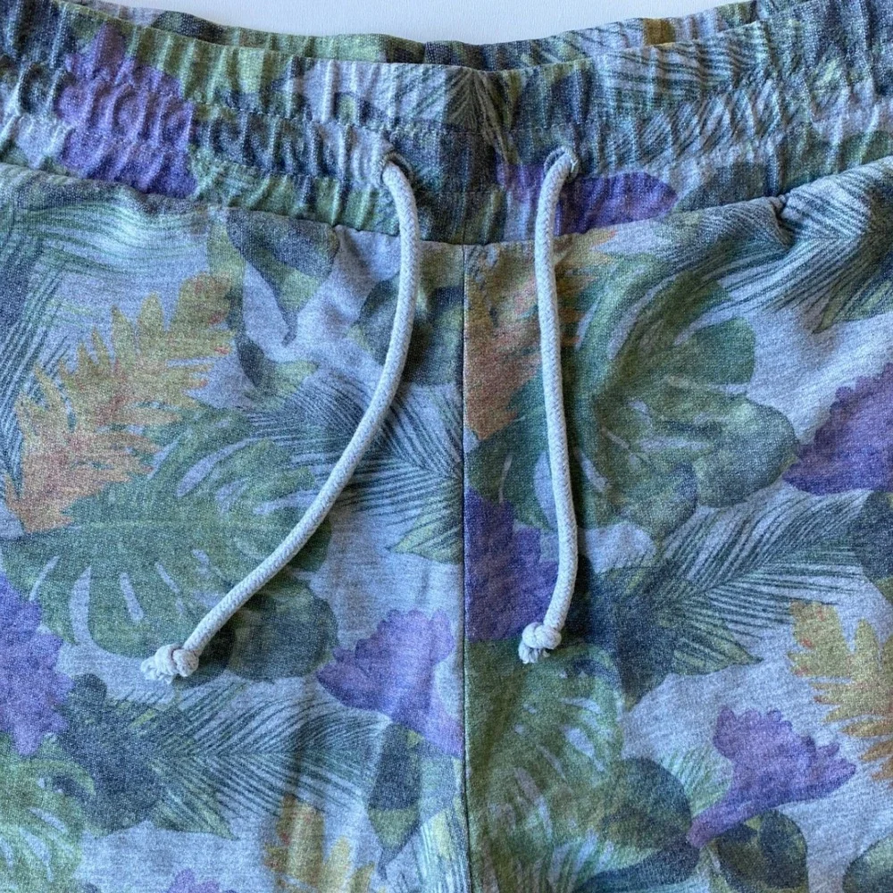 HM‎ Divided Mens Tropical Floral Sweat Shorts Gray Green Purple Raw Hem Size M